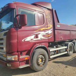 Camion-especial-tractora-volquete-Scania-124G-tipper-dump-Caterpillar  (1)-min