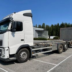 camion-chasis-con-liftgate-volvo-fh-13-6x2-segunda-mano (1)