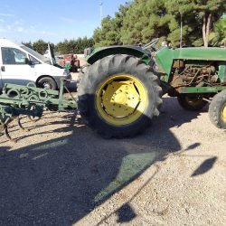 TRACTOR JOHN DEERE 717 CON ARADO (1)