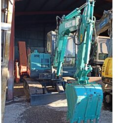 MINI EXCAVADORA KOVELCO  (1)