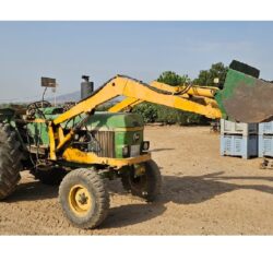 TRACTOR JUHN DEERE 2135 CON PALA (1)