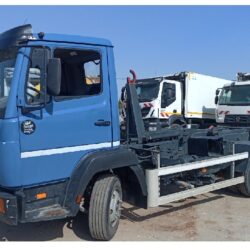 MERCEDES ATEGO CON GANCHO PORTA CONTENEDORES (1)